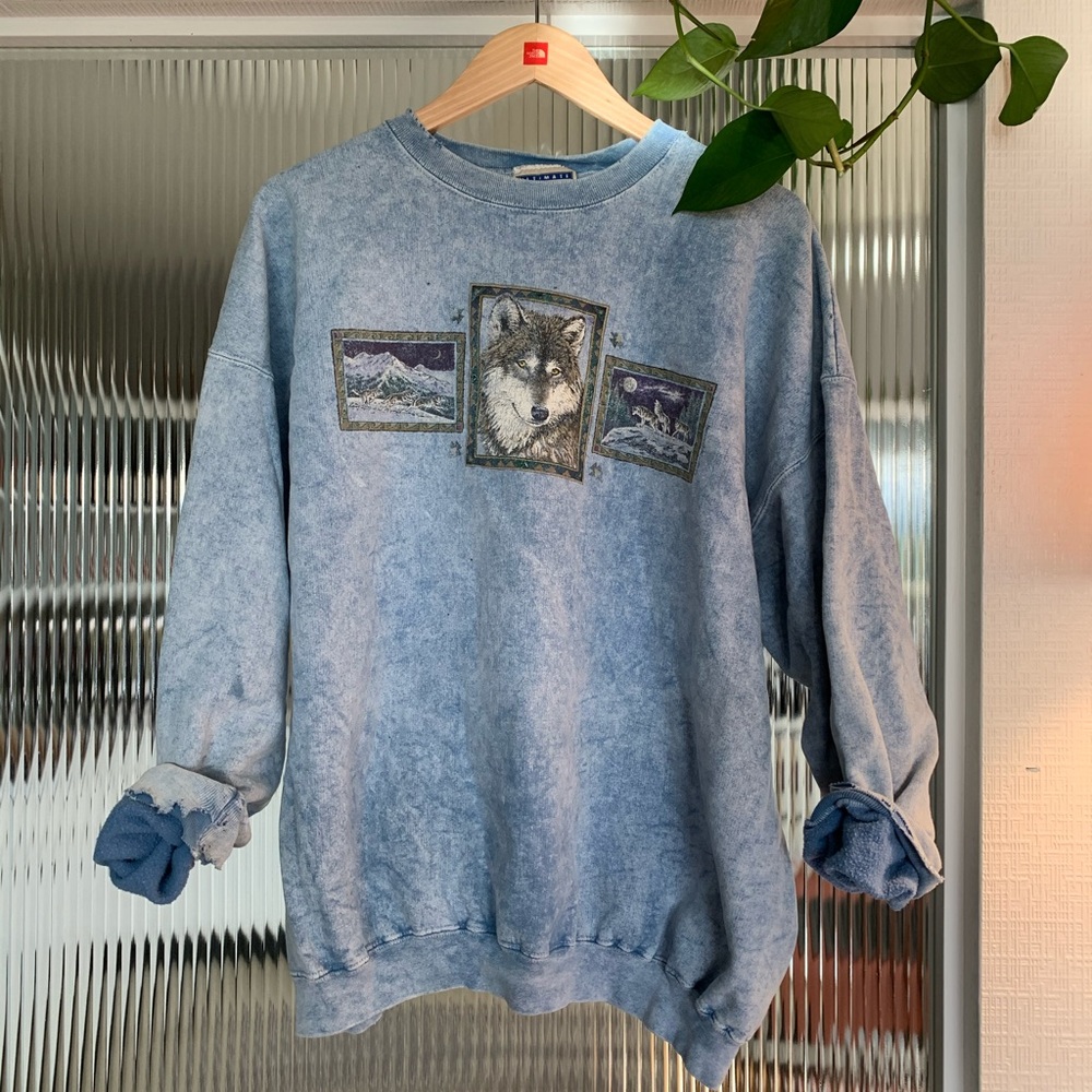 TATTERED VINTAGE WOLD CREW